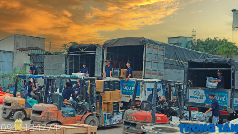 Đội ngũ xe nâng và bốc xếp hỗ trợ chuyển kho xưởng