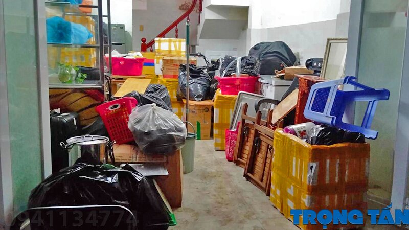 Sinh viên sắp xếp đồ đạc khi chuyển phòng trọ